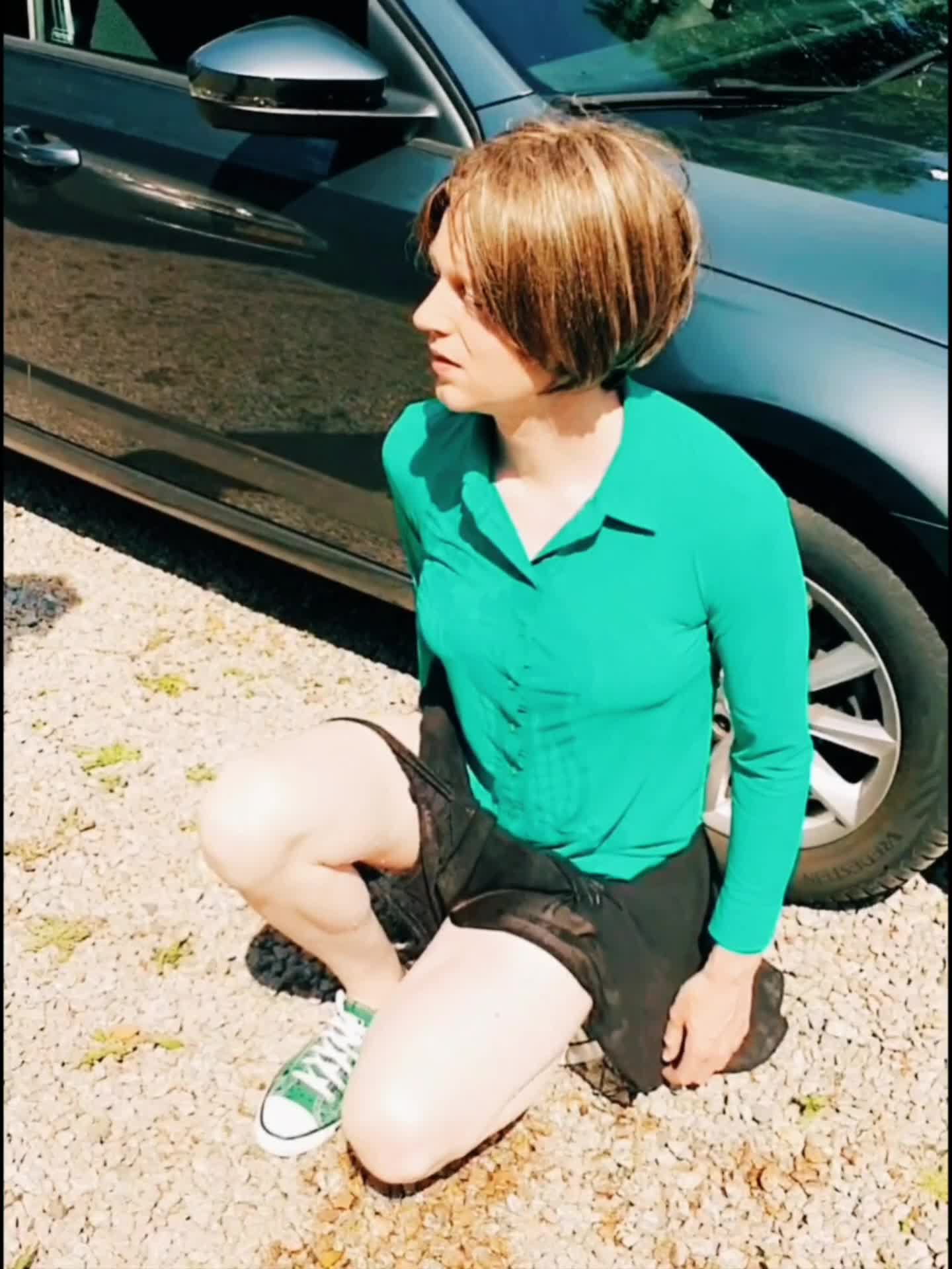 Annemieke in need for a pee and fucked on the car